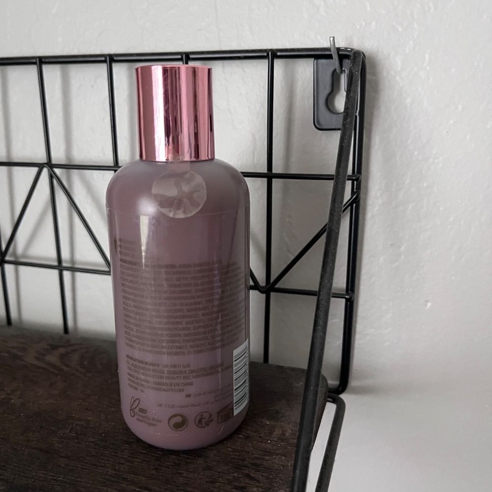 Revolution Glow Body Veil Face and Body Foundation Makeup F18 - Picture 2 of 2